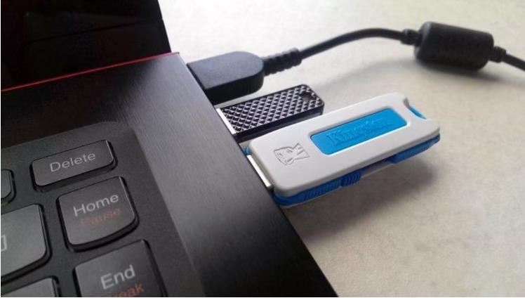 Conectando la tableta gráfica a un puerto USB